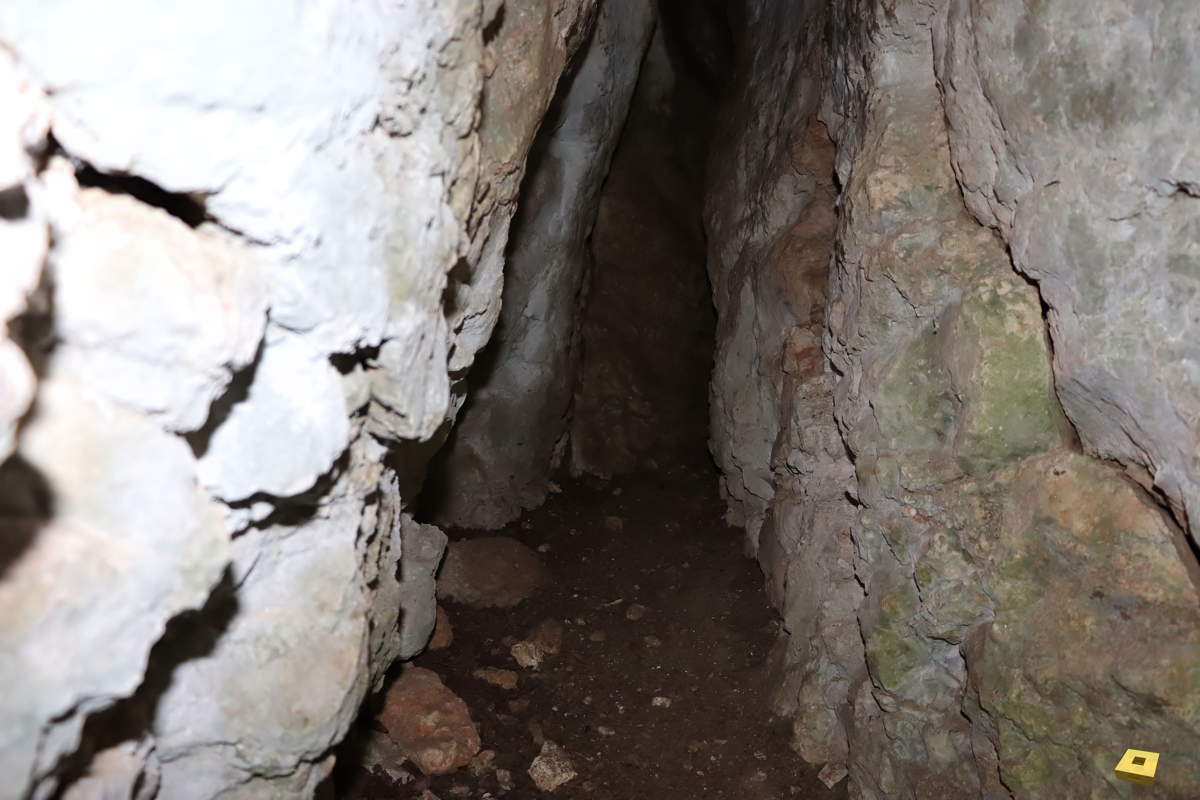 Chèvre-roche, couloir d'entrée  (I)