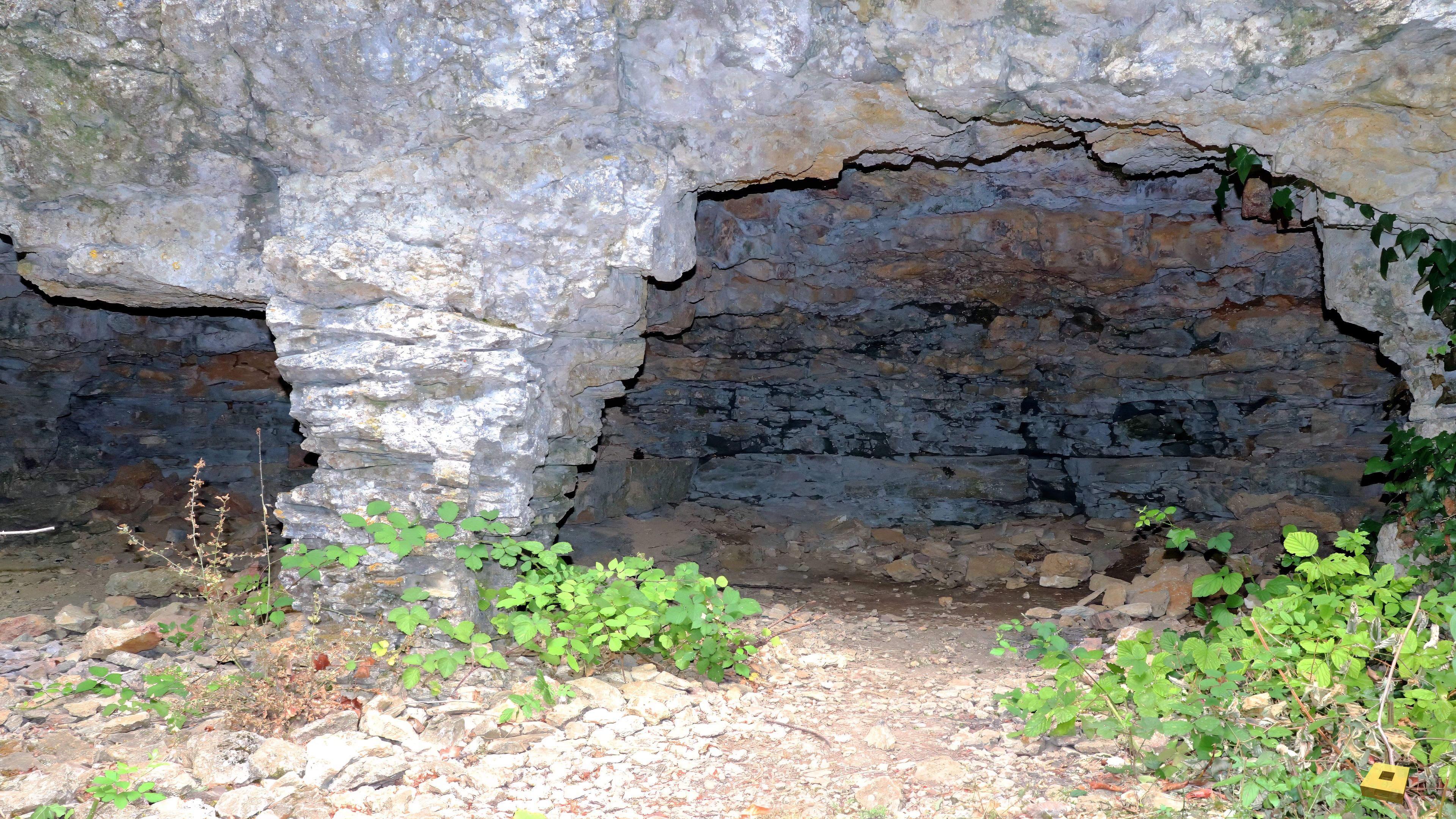 Grotte des chambrettes, extérieur (I)