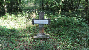 Trou moutarde, stèle (S)