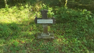 Trou moutarde, stèle (a)