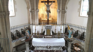 Aillianville, church - altar (S)