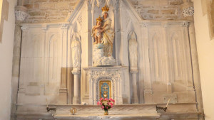 Aillianville, church - altar (S)