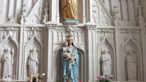 Aillianville, church - altar (S)