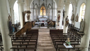 Aillianville, church - view of altar (S)