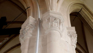Aillianville, church - head (S)