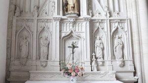 Aillianville, church - altar (S)