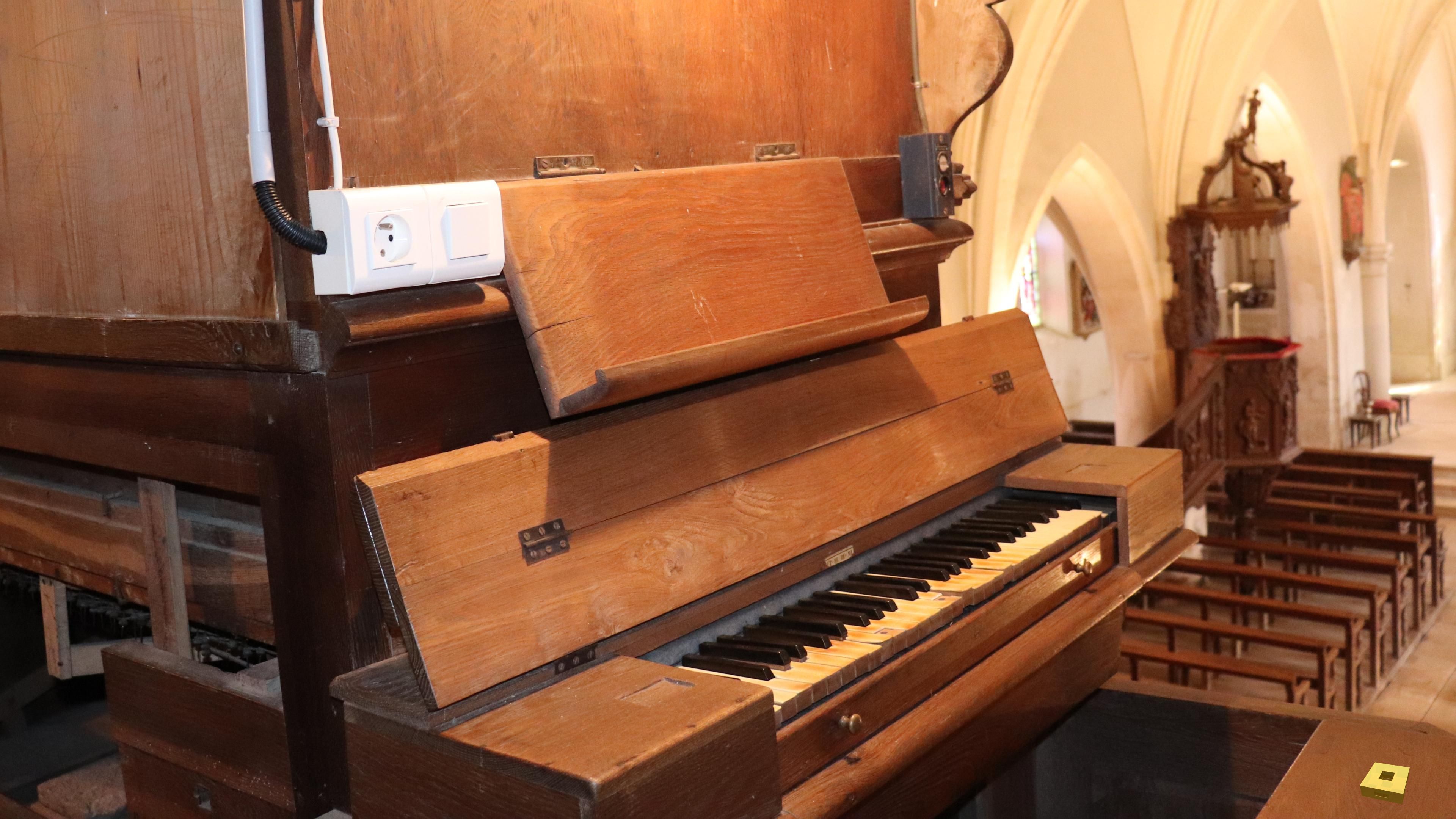 Aouze, church - organ (I)