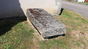 Aulnois, pierre tombale (S)
