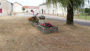 Auzainvilliers, fountain (S)