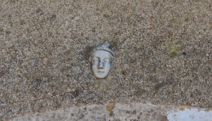 Beuvezin, Flachrelief (S)