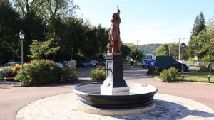 Coussey, fountain - Jeanne (S)