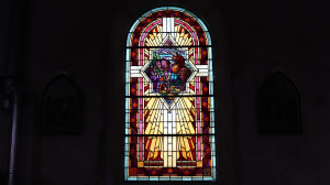 Dommartin, Kirche - Buntglasfenster (I)