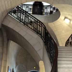 Domrémy, basilique - escalier (S)