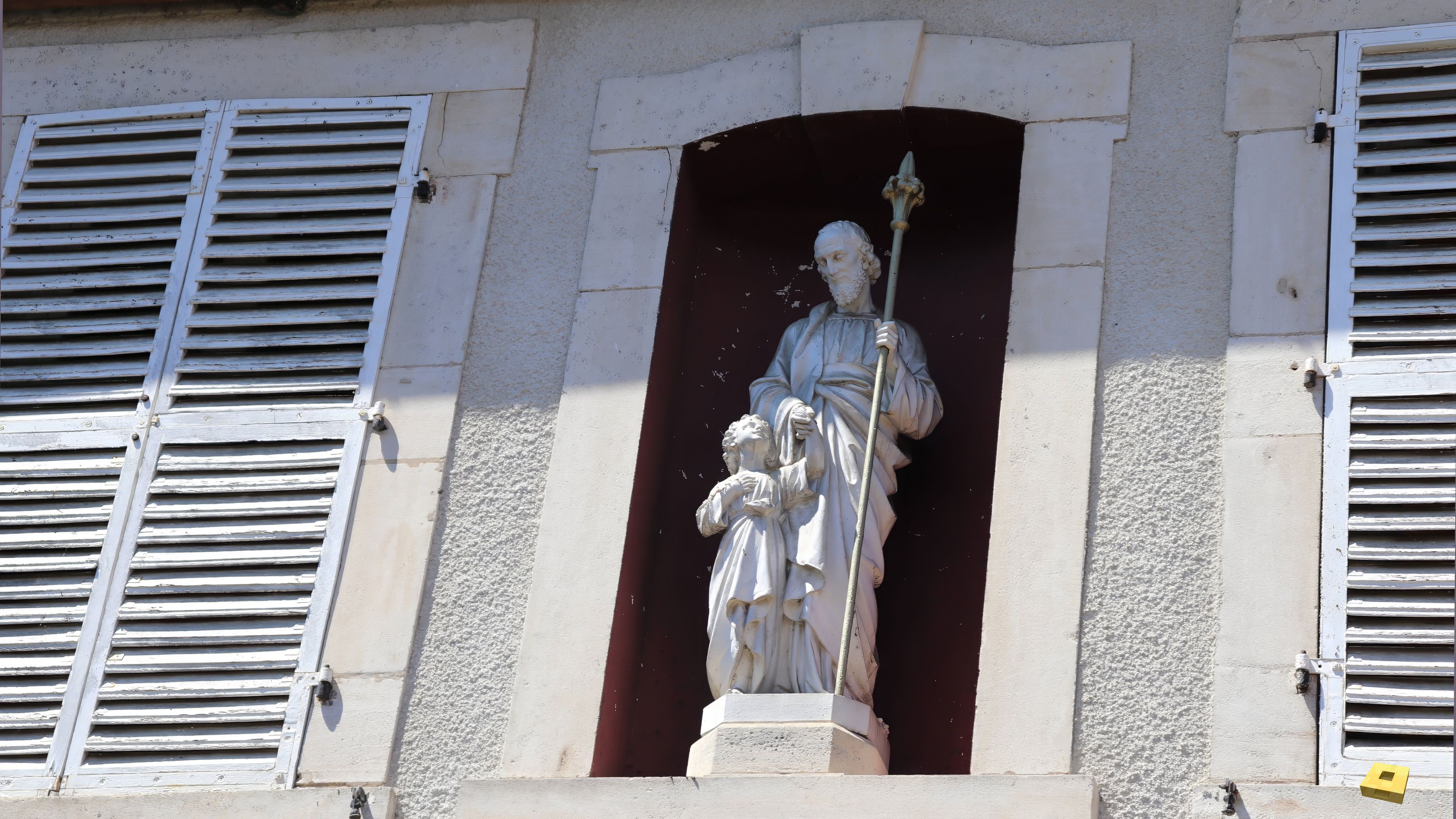 Goncourt, statue (I)