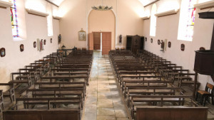 Illoud, church - view of the exit (S)