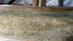 Longchamp, église - banc (I)
