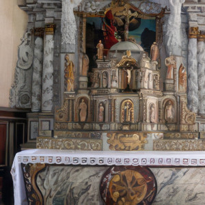Longchamp, church - altar (S)