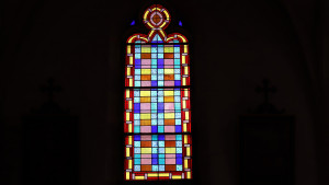 Moncel, Kirche - Buntglasfenster (I)