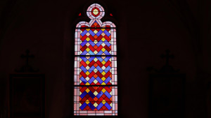 Moncel, Kirche - Buntglasfenster (I)