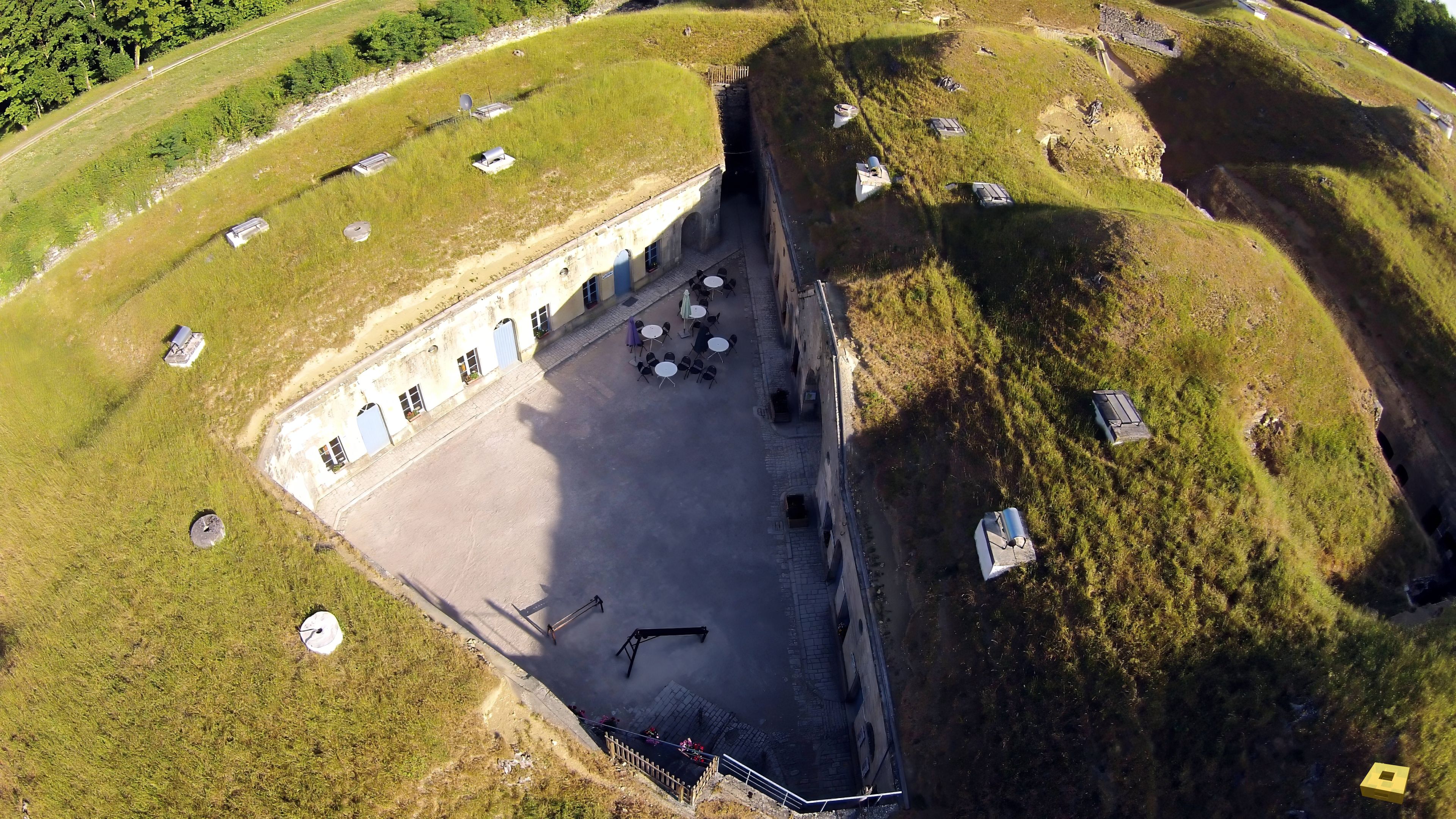 Fort-Bourlémont, cour d'honneur (I)