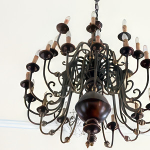 Neufchâteau, court, chandelier (S)