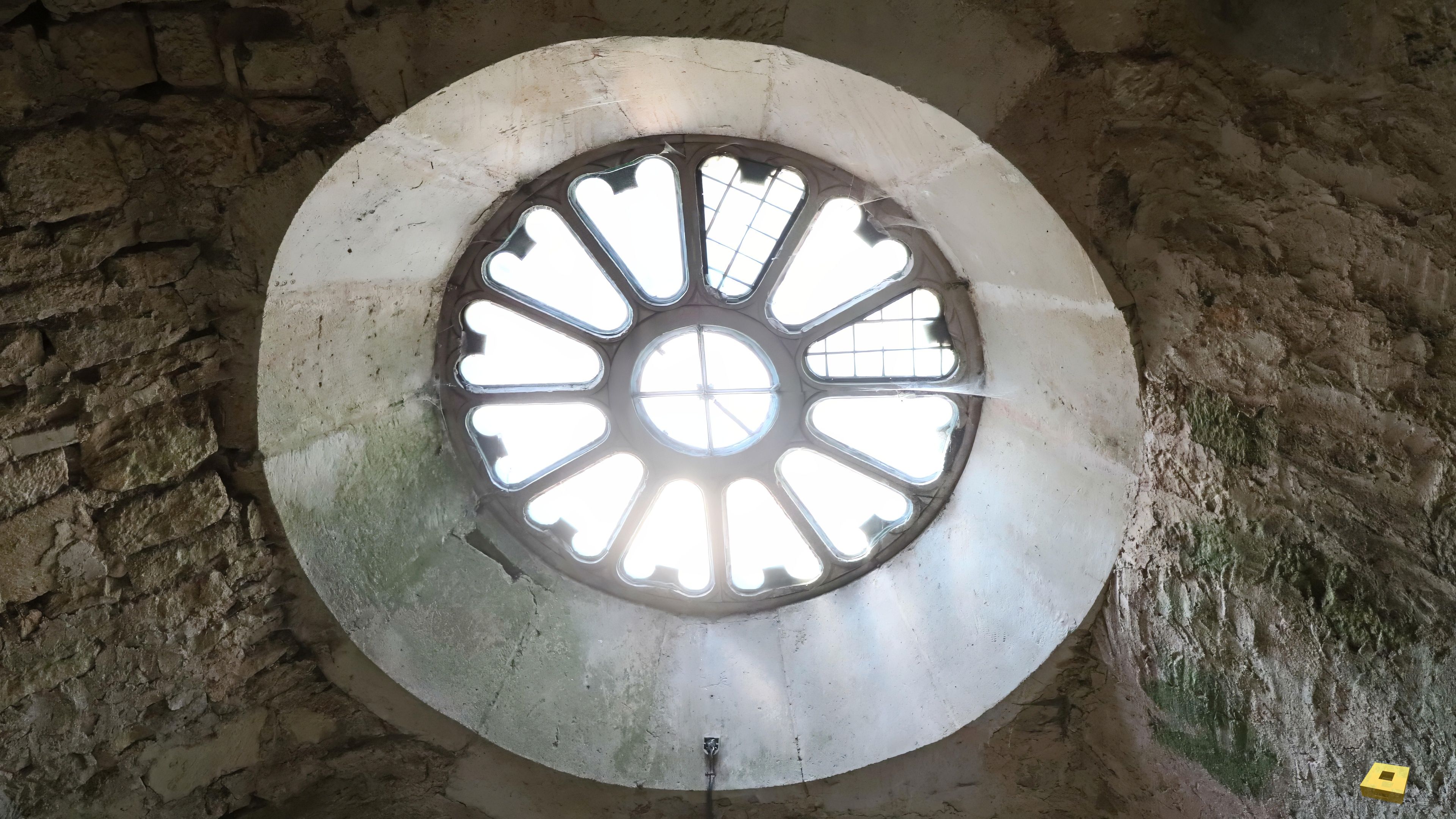 Pompierre, church - rose window (I)