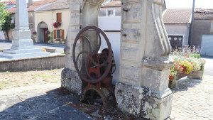 Sandaucourt, fontaine (S)