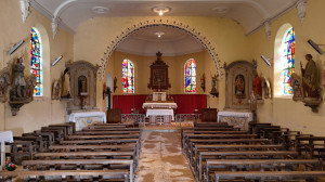 St Léger, church, view of the altar (S)