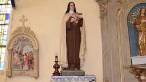 St Léger, church, statue (S)
