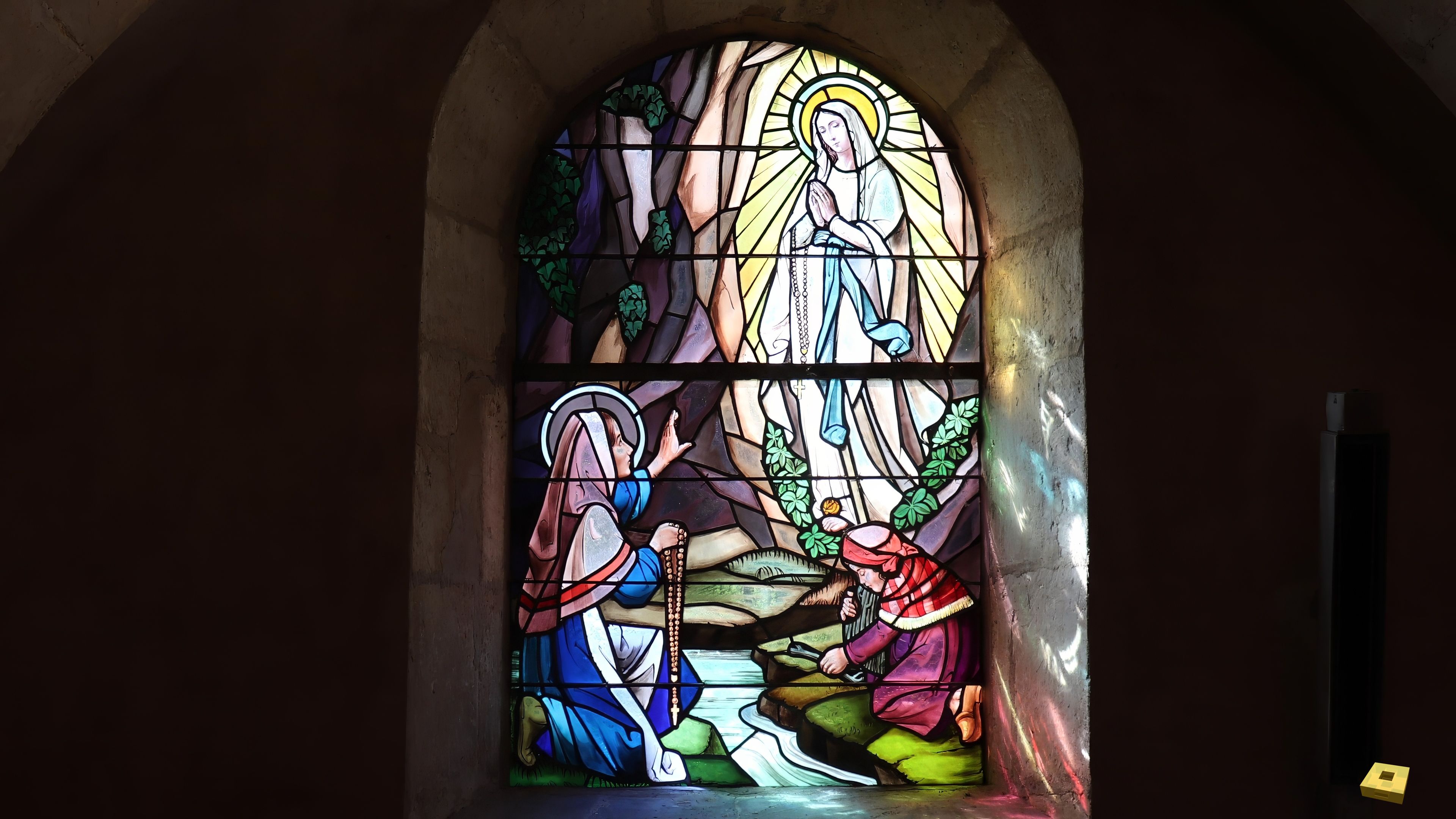 Tilleux, Kirche - Buntglasfenster (I)