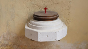 Tranqueville, Kirche - Weihwasserbecken (S)