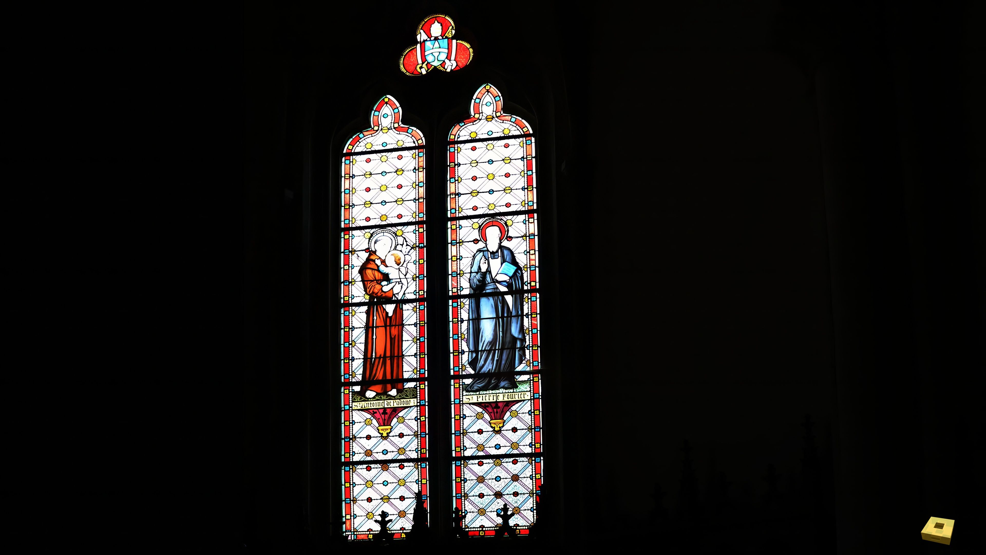 Viocourt, église - vitrail (I)