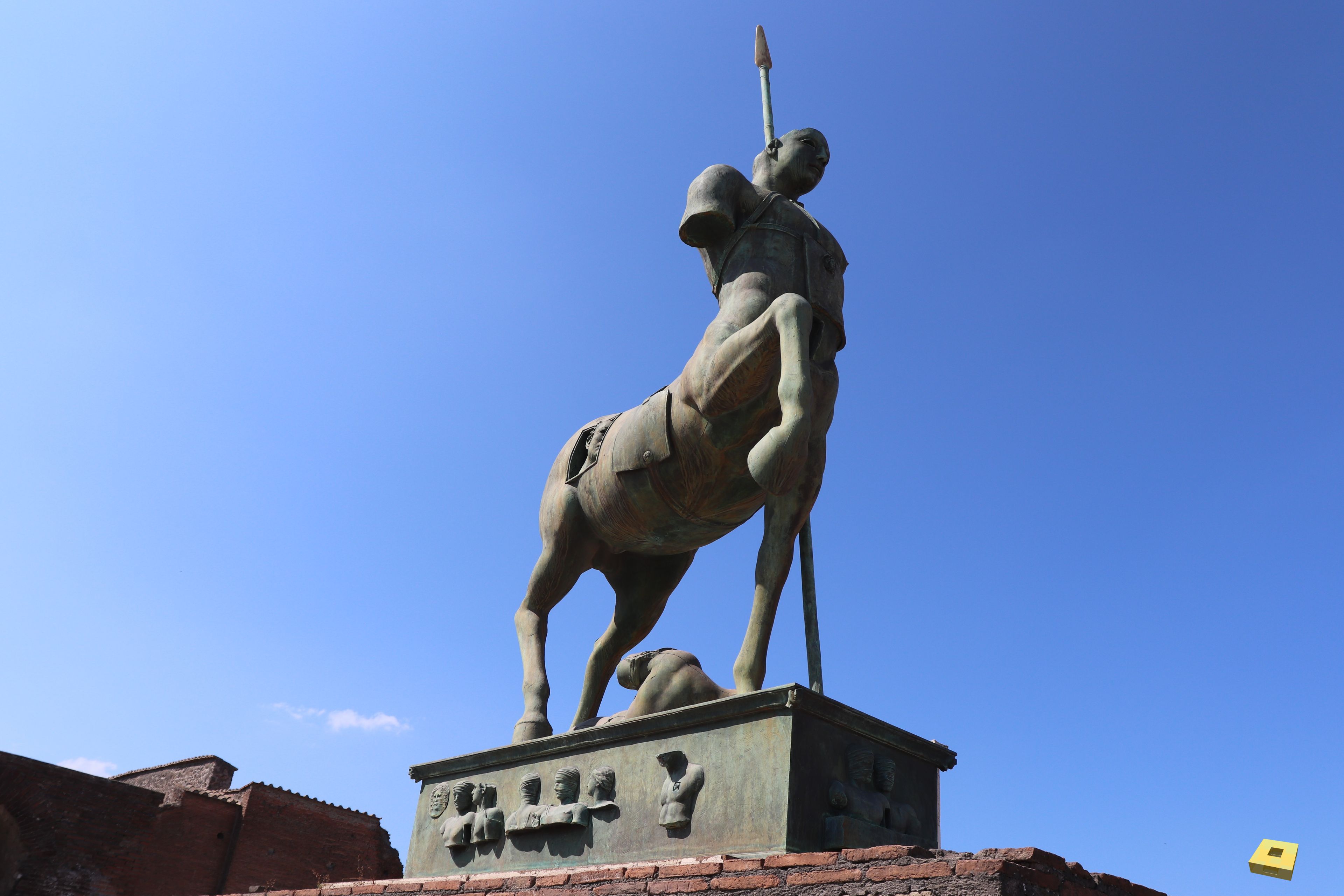 Pompéi, forum, statue moderne (I)