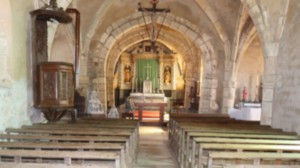 Urville, Kirche - Blick auf den Altar (S)