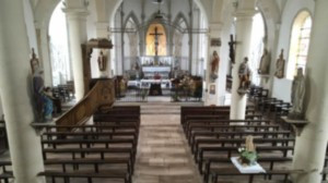 Aillianville, Kirche - Blick auf den Altar (I)