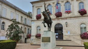 Vaucouleurs, Statue der Johanna (S)