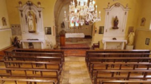 Mandres/Vair, Kirche - Blick auf den Altar (S)
