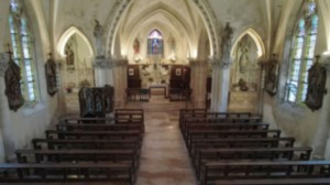Sartes, Kirche - Blick auf den Altar (S)